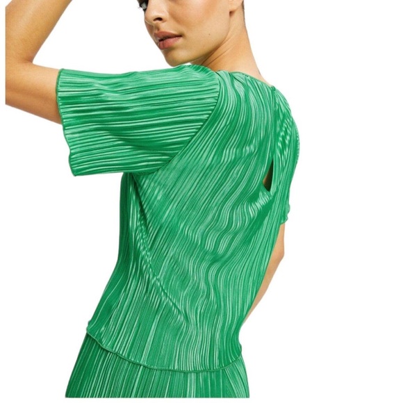 NWT Good American Kelly Green Pleated Satin Plisse Keyhole Blouse - Picture 4 of 8